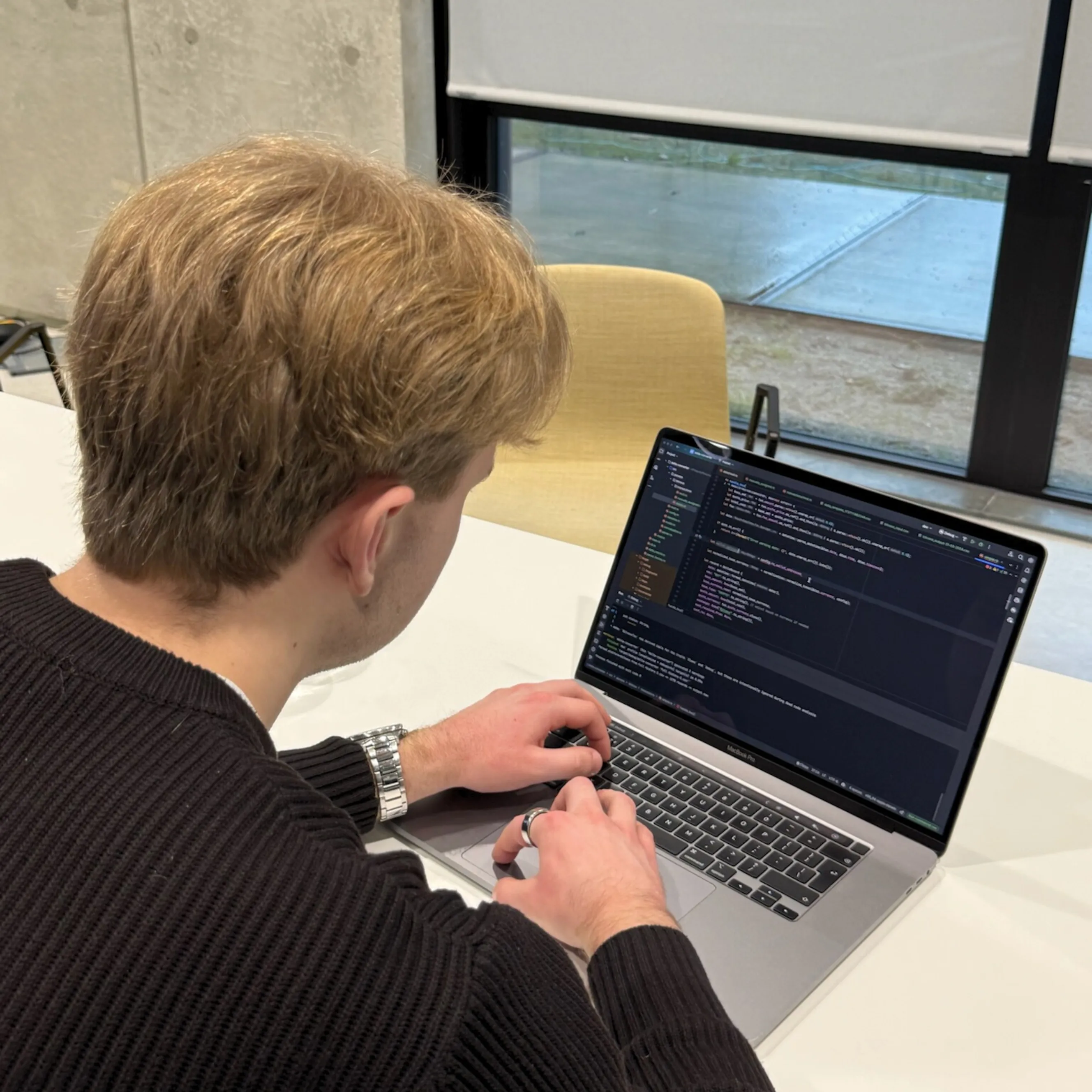 Max aan het programmeren